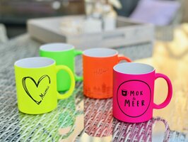 Mok Neon kleur, in diverse kleuren, met eigen tekst of naam